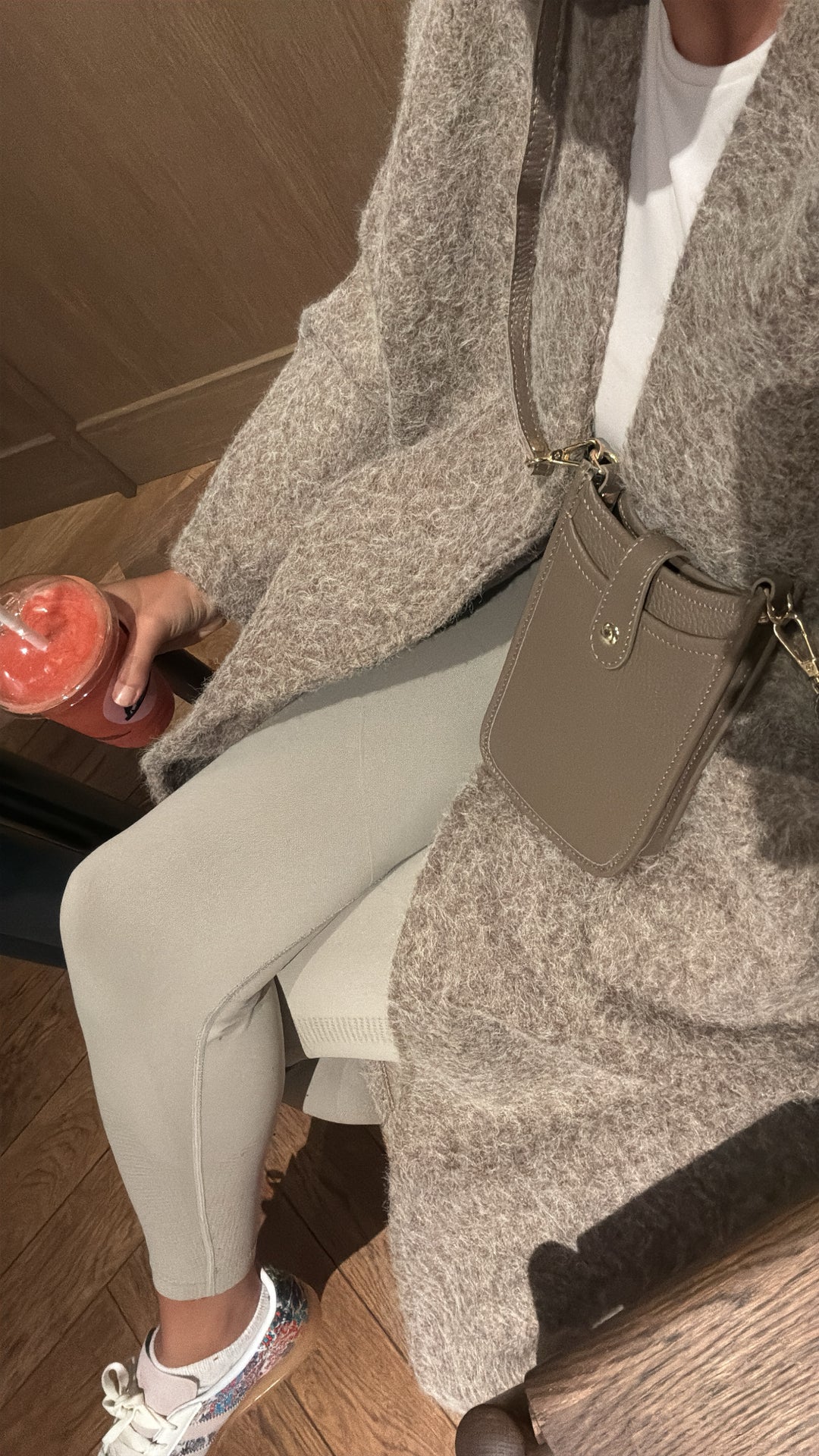 Pochette taupe 100% cuir