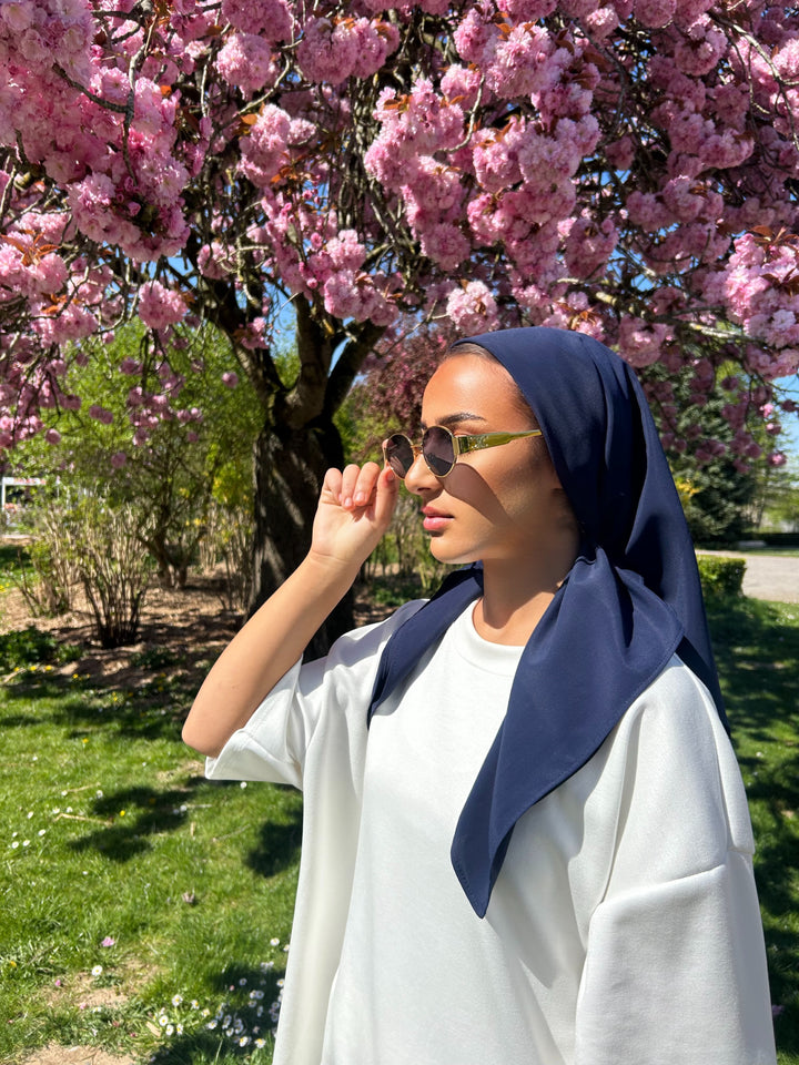 Carré de soie bleu nuit